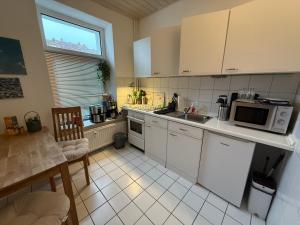 1 Zi Whg an der Universität zu Kiel-Alsenstrasse 17, perfekt auch als Schadenwohnung, eigener Parkplatz, große Wohnküche, Wlan, gemütlich möbliert, je 3 Min zur Universitätsklinik, Ostsee, Seebäder, City, Luxusfähren