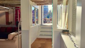 Top-notch apartment along canal in historic centre