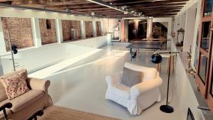 Top-notch space along canal in historic centre