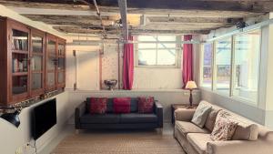 Top-notch space along canal in historic centre