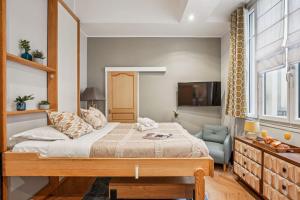 Eiffel Tower & Champs-Elysees - Paris Vacation Rentals