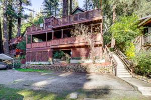 Redwoods Escape with Hot Tub Near Russian River!