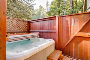 Redwoods Escape with Hot Tub Near Russian River!
