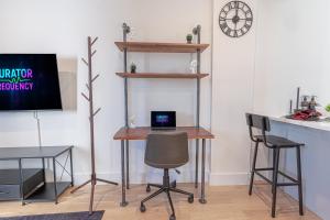 Industrial Style Brooklyn Retreat w Balcony