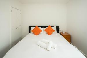 Central London Gem: Modern 1BD with Balcony