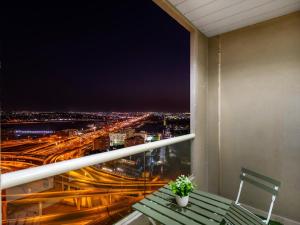 Luxury 3BHK w Floating Bed in Dubai Marina Man 2501