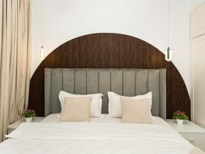 Luxury 3BHK w Floating Bed in Dubai Marina Man 2501