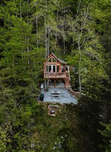 Stunning Pet-Friendly Treehouse for Relaxing Glamping Retreats in North Carolina