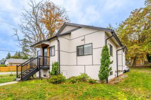 Pet-Friendly 4BR Home Near Airport & Seattle DT