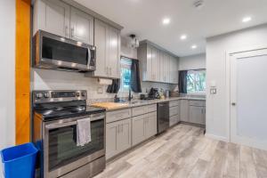 Pet-Friendly 4BR Home Near Airport & Seattle DT