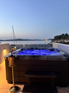 Villa Venetta,beach house,pool,jacuzzi,satellite internet-WiFi,4x4 UTV vehicle,SUP board,Island Žirje, Šibenik