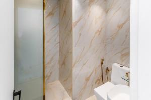 Luxury 3 BR w Floating Bed in Dubai Marina DEC 902