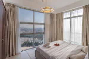 Luxury 3 BR w Floating Bed in Dubai Marina DEC 902