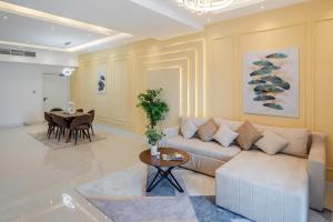 Luxury 3 BR w Floating Bed in Dubai Marina DEC 902