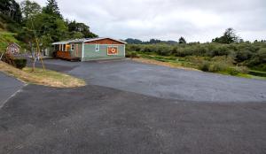 Cozy Waterfront Cottage with Hot Tub in Lakeside, Oregon