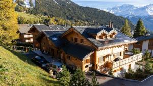 4-Bedroom Mountain Chalet in Verbier by GuestLee
