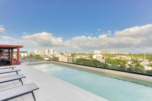 Centrally Located Apartment w Pool Gym Cowork