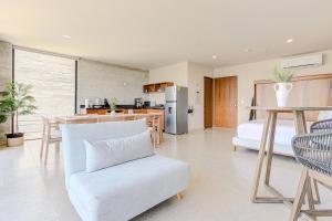 Centrally Located Apartment w Pool Gym Cowork