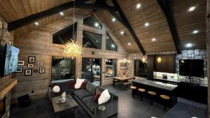 Luxurious Mountain Cabin with Sauna, Hot Tub, and Outdoor Fireplace, Perfect for a Relaxing Weekend Getaway in Utah