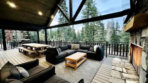 Luxurious Mountain Cabin with Sauna, Hot Tub, and Outdoor Fireplace, Perfect for a Relaxing Weekend Getaway in Utah