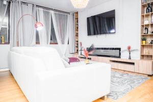 The Luxe Lounge 2Bed 2Bath Sauna and Private Cinema