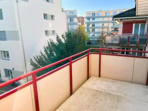 Large Flat with Balcony in Zurich, Kars