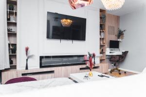 The Luxe Lounge 2Bed 2Bath Sauna and Private Cinema