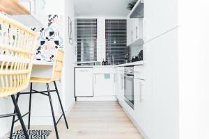 The Luxe Lounge 2Bed 2Bath Sauna and Private Cinema