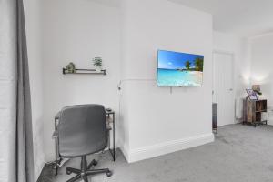 3 Bedroom House with Free Parking