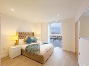 Deluxe Two Bed Apartment with River & City View