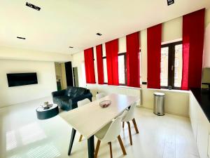 Elegant Central Apartment Quiet and Bright