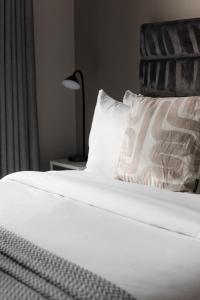 Skyline Serenity: Exquisite 3-Bedroom Ultra-Luxury Penthouse