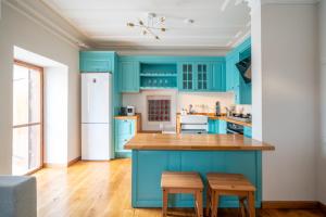 MINIQ HOMES 105 - Garden Cinema, BBQ, Foça Center 2BR Stone Home