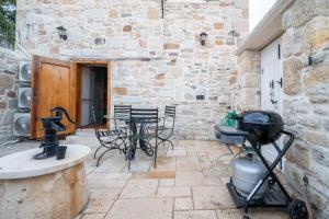 MINIQ HOMES 105 - Garden Cinema, BBQ, Foça Center 2BR Stone Home