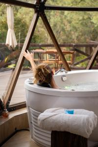 Domo com jacuzzi privativa e cinema na natureza