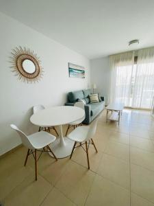 Apartamento con vista al mar y parking.