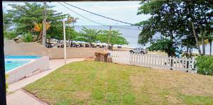 Casa 4 quartos, 2 suítes, piscina e acessibilidade - Frente para a lagoa