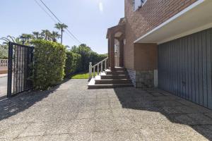 Invalencia - Beachfront Rental Home & Sea Views