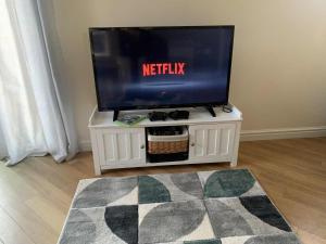 Stylish apartment sleeps 6