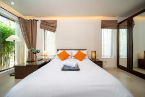 Tropical Pool Villa Thai-modern Villa with an OFFICE