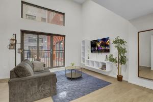 Luxury lofts, Downtown, Playhouse Sq, Near Stadium and Arena, Fire Pit, Rooftop deck, BBQ, Parking, Close to EVERYTHIHNG!