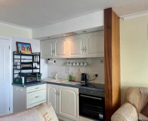 36 Beach Court - Saundersfoot - Sea Views, Parking, Balcony