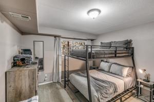 Modern Mountain Cabin, Fireplace, Deck with Deer Views, Near Wolf Center