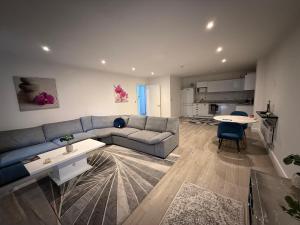 Modern City-Centre Flat with Porch