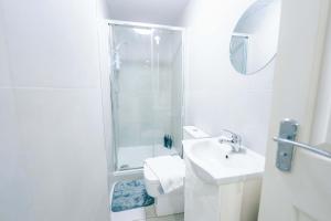 Ground Floor 1 Bedroom Apartment with Private Patio Garden & Fast WiFi