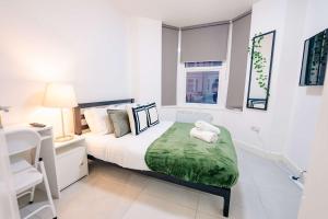 Ground Floor 1 Bedroom Apartment with Private Patio Garden & Fast WiFi