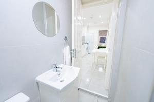 Ground Floor 1 Bedroom Apartment with Private Patio Garden & Fast WiFi