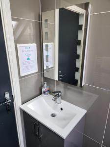 ApartHotel 4 - Fast WiFi, Hotel Linen, Keyless Entry, City only 10 Mins - BY PROPERTY PROMISE