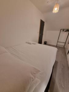 ApartHotel 4 - Fast WiFi, Hotel Linen, Keyless Entry, City only 10 Mins - BY PROPERTY PROMISE
