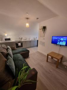 ApartHotel 4 - Fast WiFi, Hotel Linen, Keyless Entry, City only 10 Mins - BY PROPERTY PROMISE